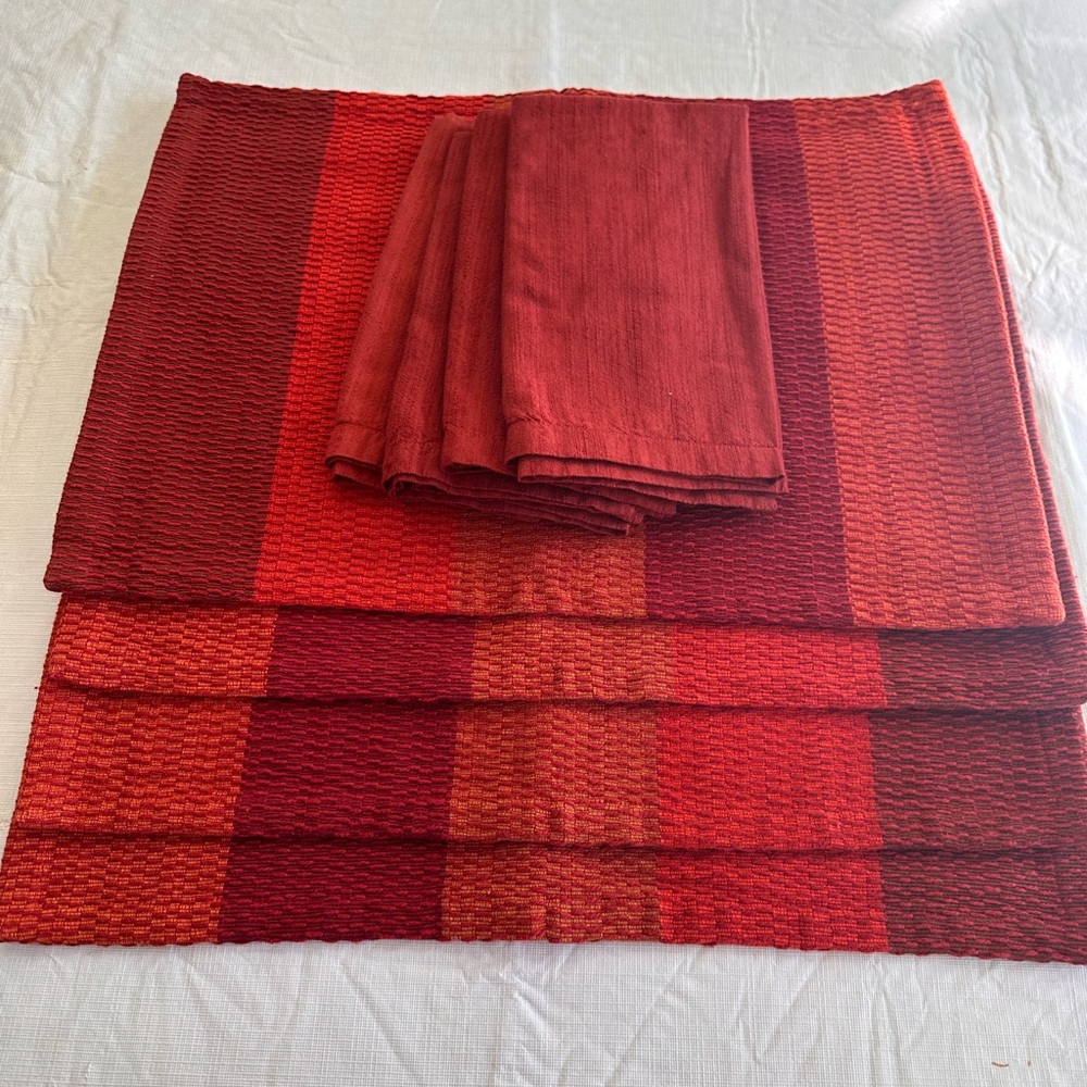 Crate and barrel set of four placemats and four napkins